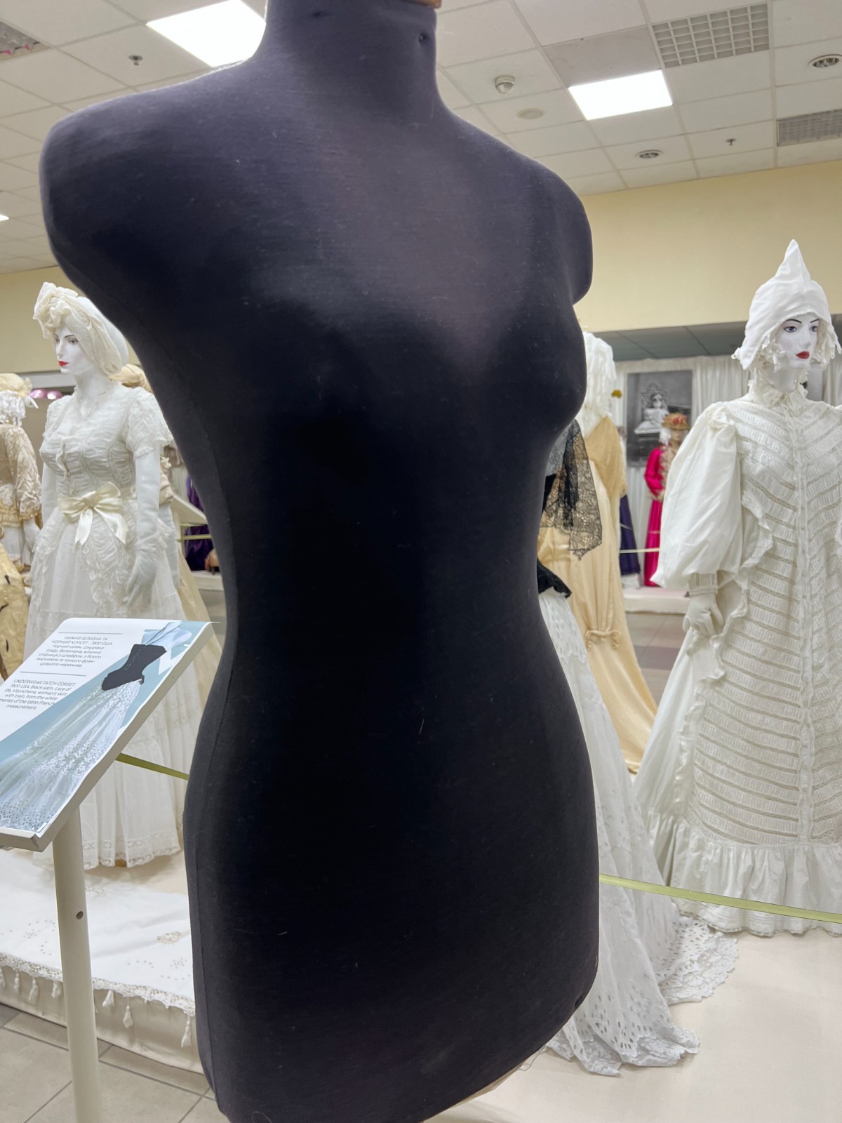 Vintage mannequin for women's clothing, 1940-1950.