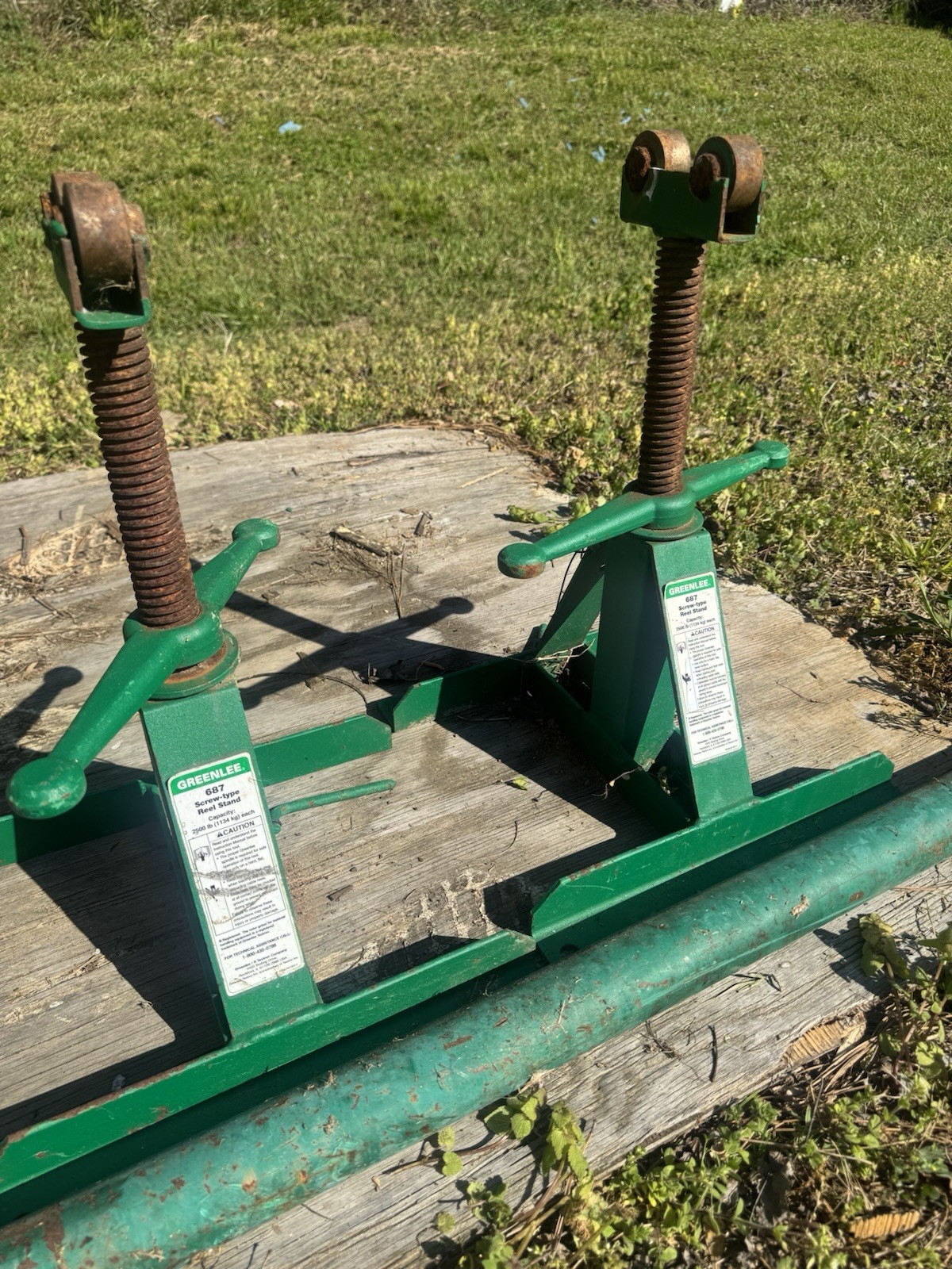Greenlee 687 Screw-Type Reel Stands & 684 Steel Reel Stand Spindle with Grooves