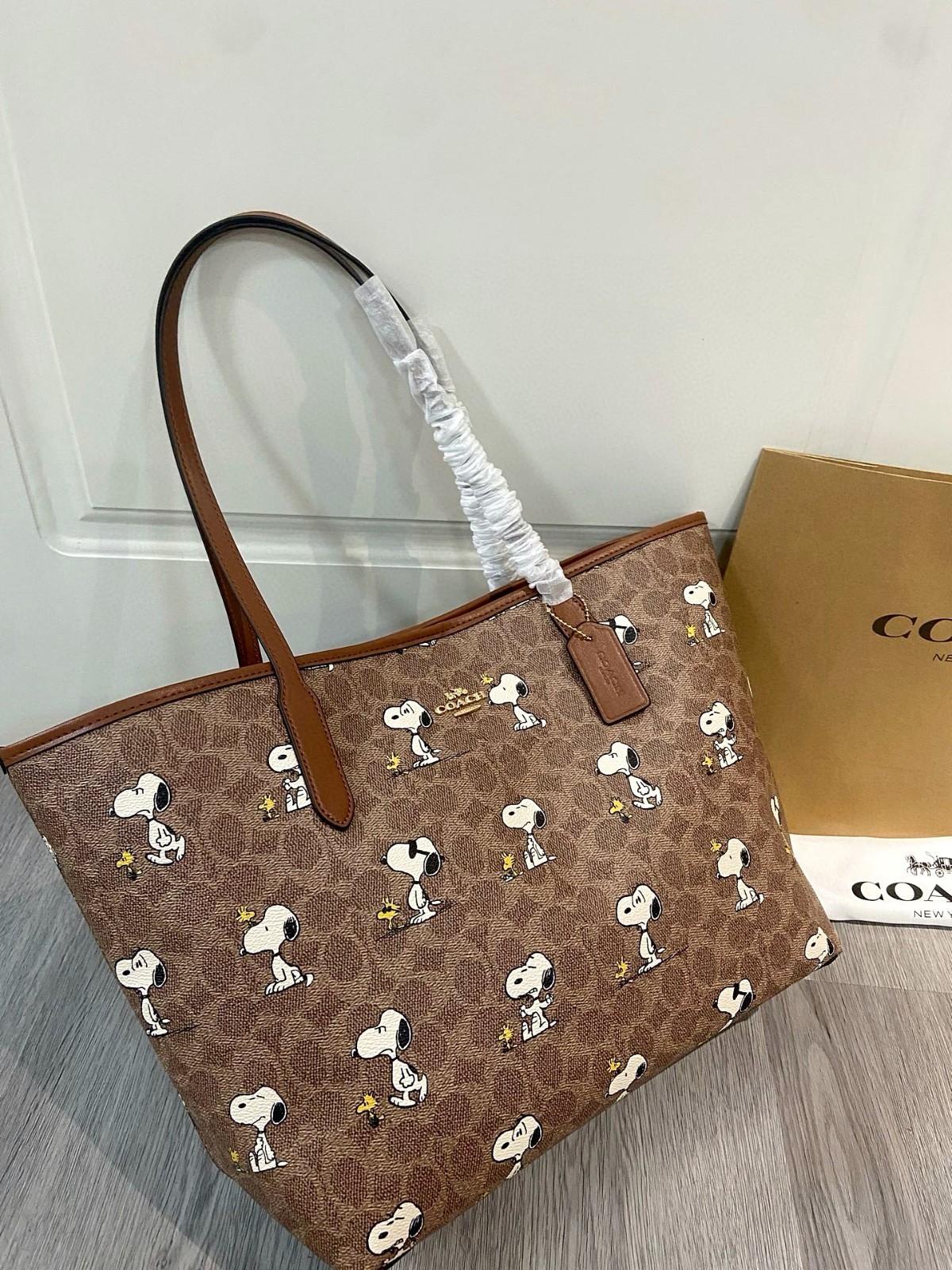New COACH x PEANUTS CBJ89 City Tote Bag Signature Coated Canvas Snoopy OutletNEW