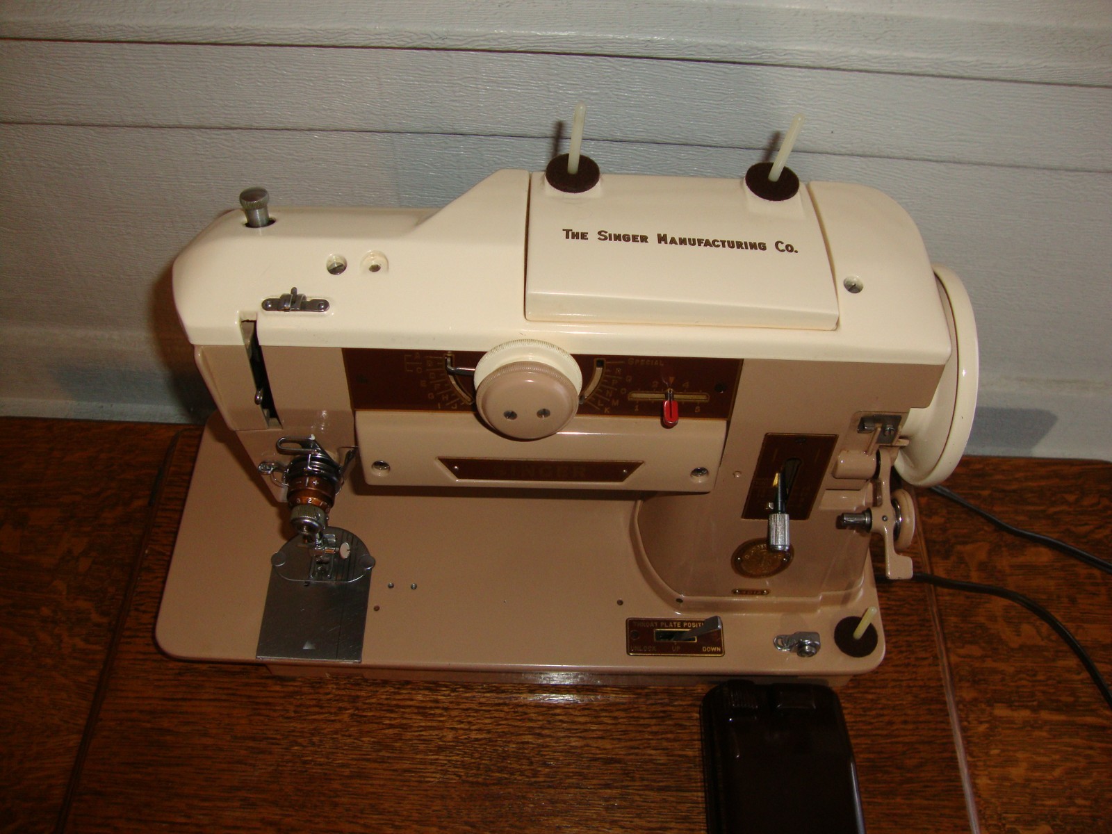 VINTAGE SINGER SEWING MACHINE MODEL 401A, SLANT NEEDLE , SERVICED