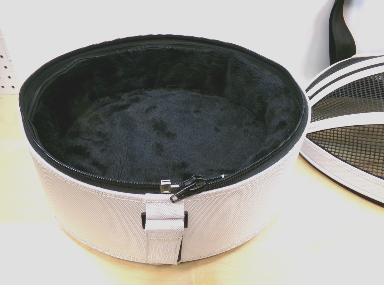 Sleepy Pod Mobile Pet Carrier Bed White Shoulder Strap Pets Up to 15 lb READ