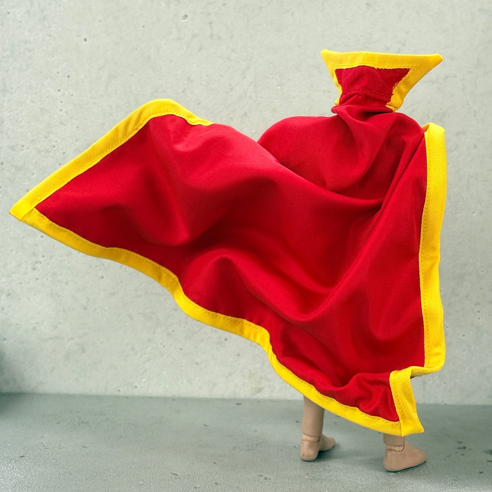 PB-C-GLD: 1/12 Wired Red Cape with metal chain for Marvel Legends Gladiator