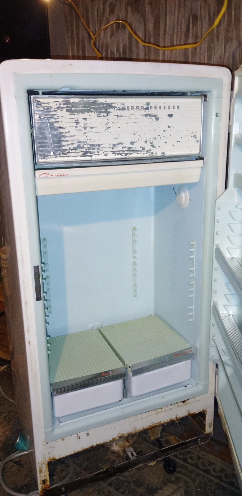 Antique 1950's General Electric Refrigerator. Nice, Works.