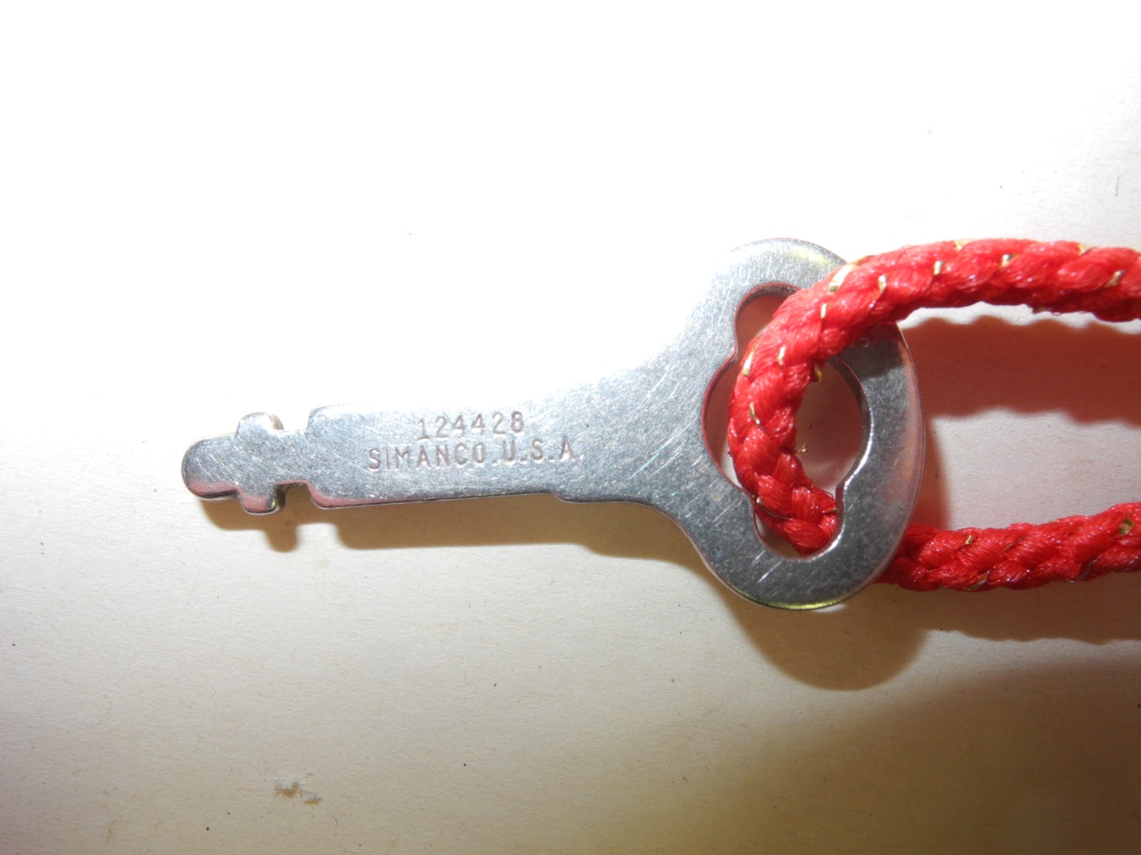 VINTAGE SINGER SEWING MACHINE ORIGINAL BENTWOOD CASE KEY, #124428, PERFECT SHAPE