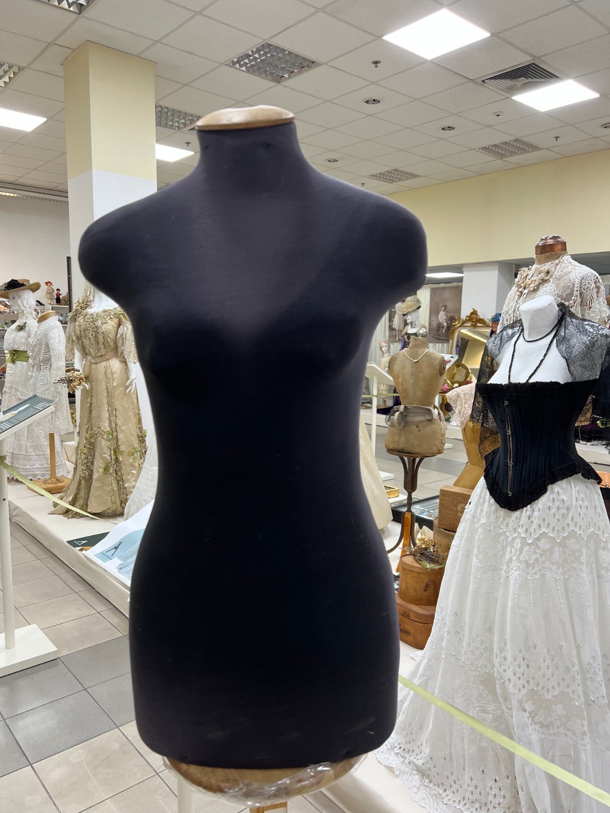 Vintage mannequin for women's clothing, 1940-1950.