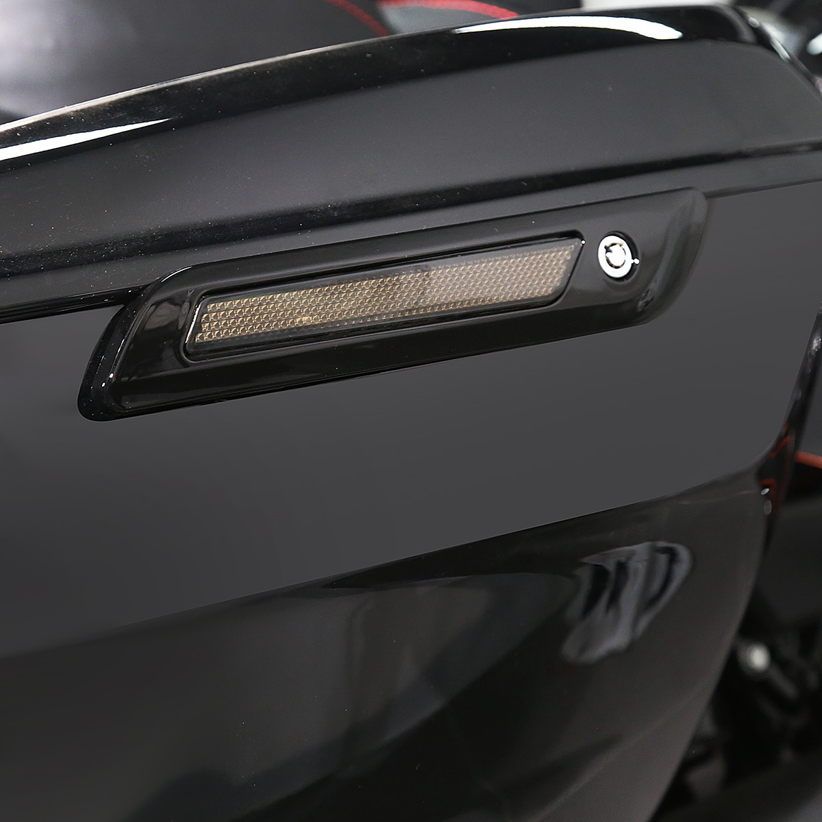 Black Hard Saddlebag Latch Cover&Smoke Reflectors For Harley Touring 2024 25 26