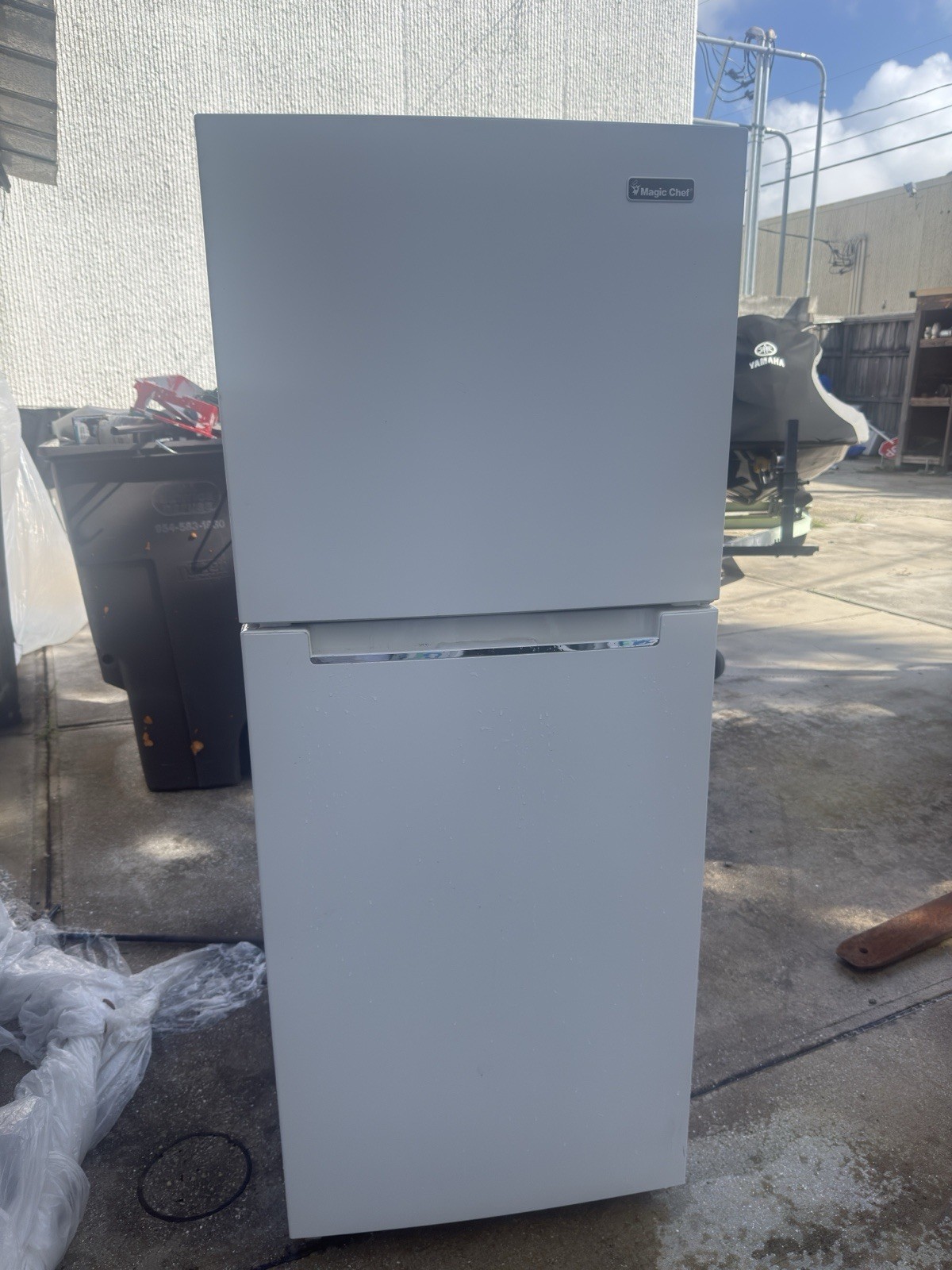 Magic Chef HMDR1000WE Top-Freezer Freestanding Refrigerator White Adjustable Sh…