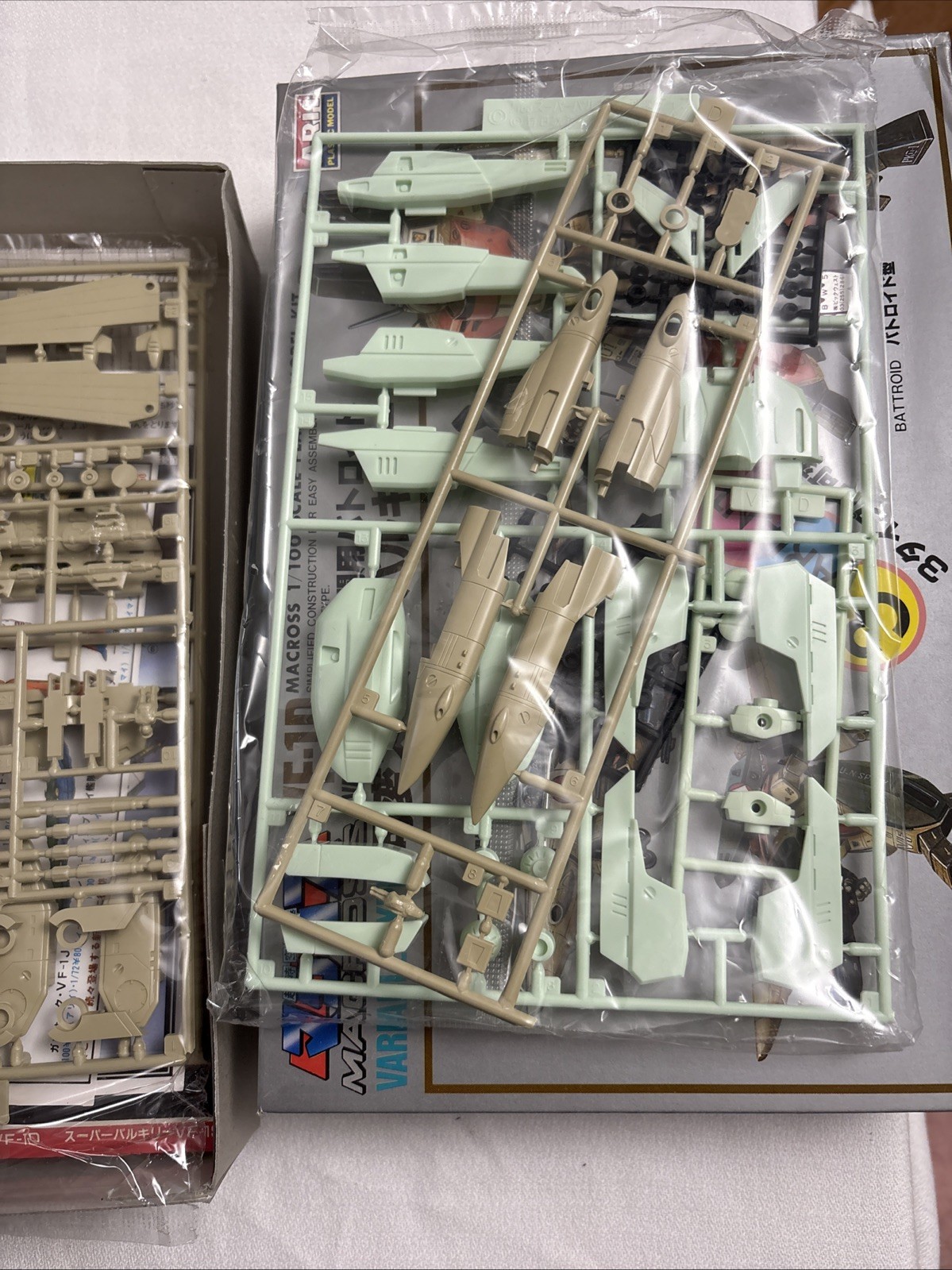 Vintage kit Arii Super Macross 1/100 Variable 3 In 1 Super Valkyrie VF-1 HTF