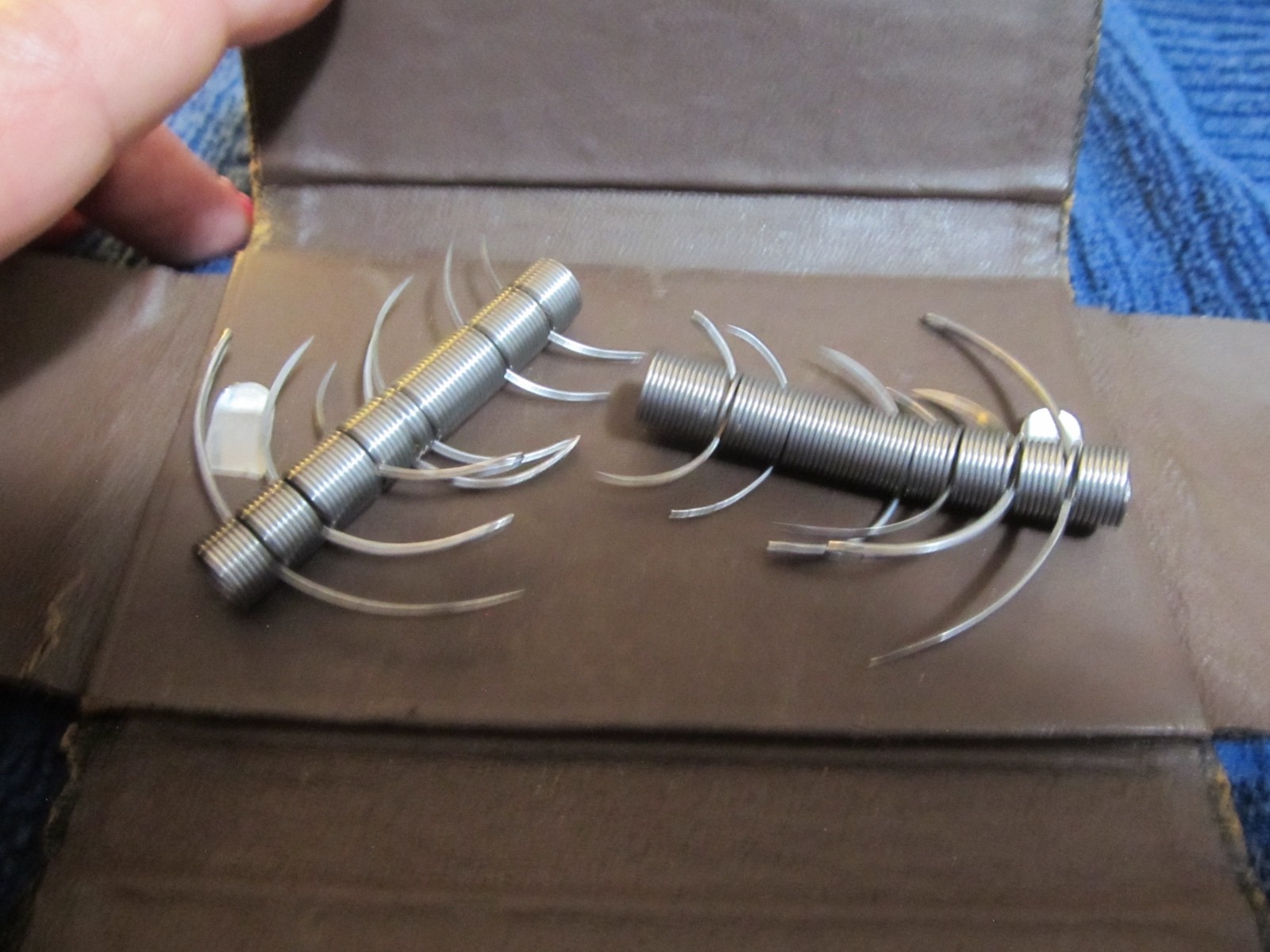 VINTAGE ANCHOR BRAND SURGEONS STAINLESS NEEDLES KIT WITH CASE - FREE SHIPPING