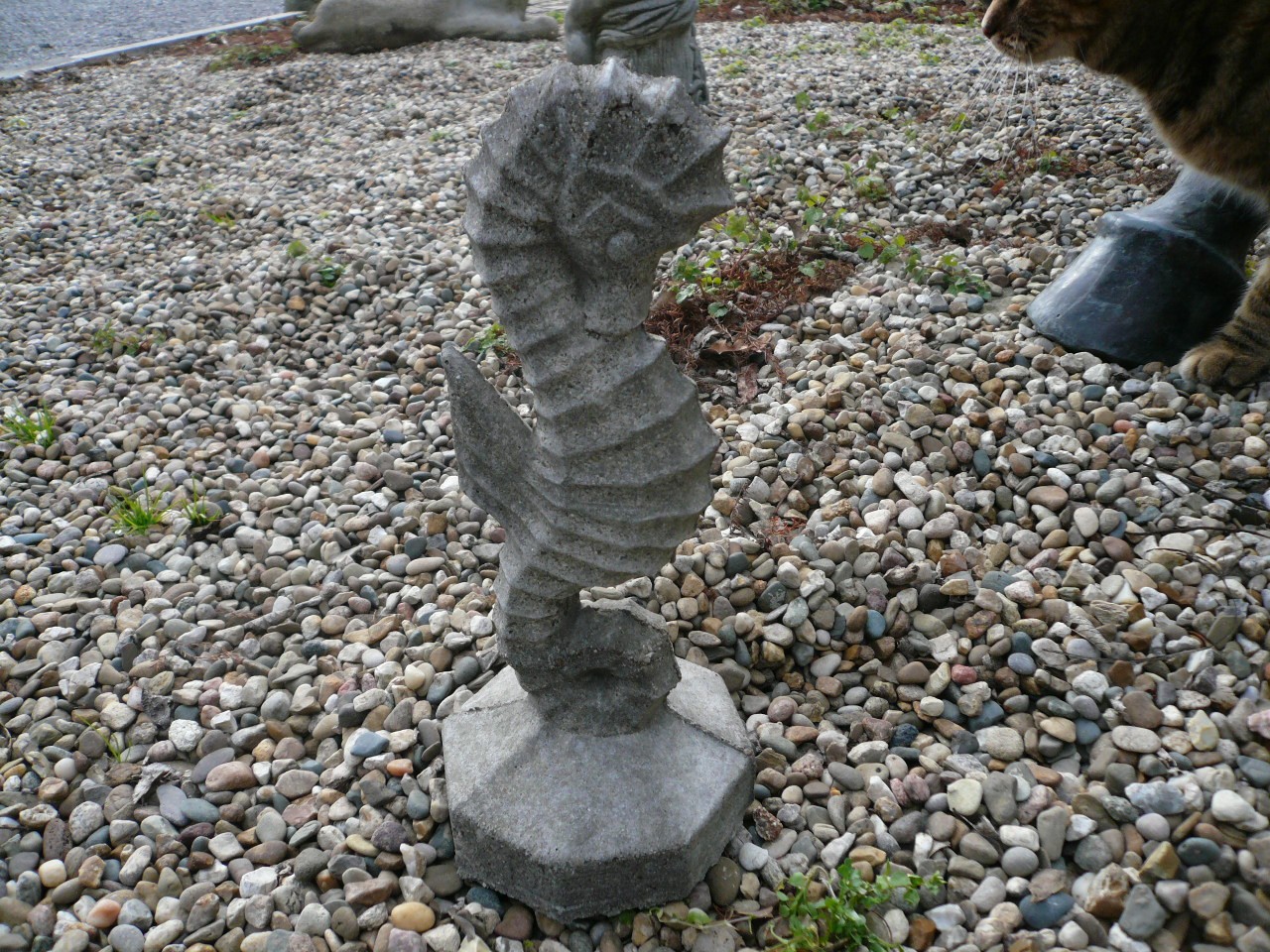 Topper Vintage Cement Concrete Garden Seahorse Statue 11-Inch