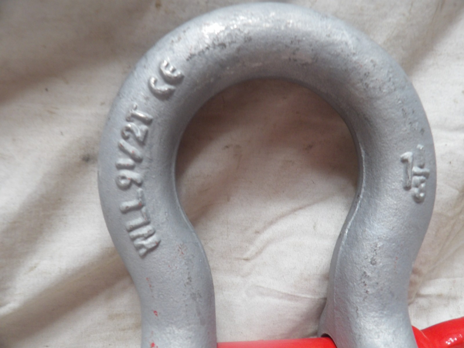 9-1/2 Ton Shackle 1-1/8" Galvanized with Red Pin