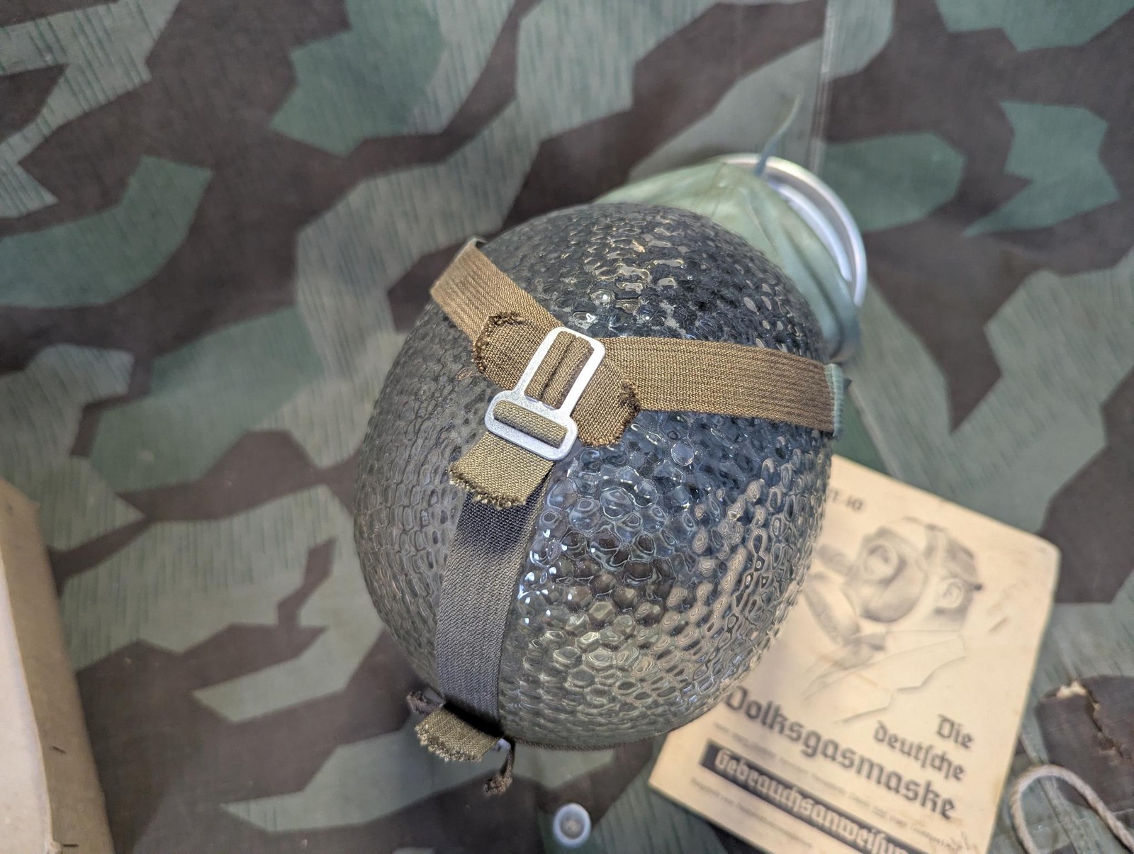 WWII German VM40 Volksgasmaske Luftschutz Men's Gas Mask in Box Volks Gasmask