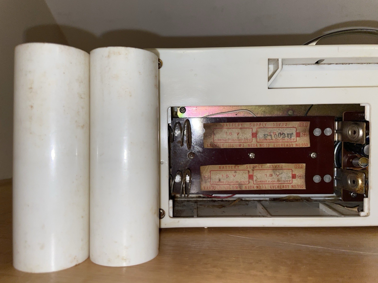 Gilligan’s Island Packard Bell AR-851 Radio w/Handle Antenna Signed Dawn Wells