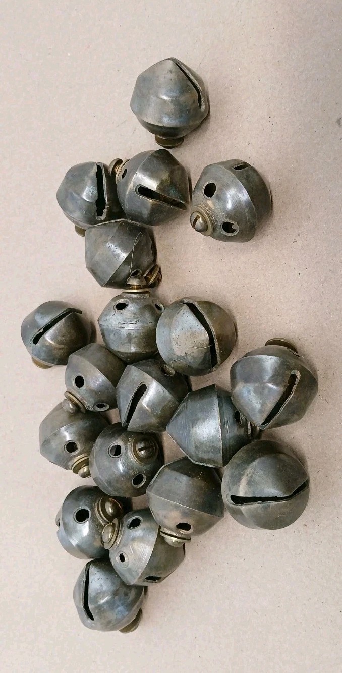 Lot of 19 Vintage Brass Sleigh Bells: Jingle Bells Christmas Decor Horse Harness