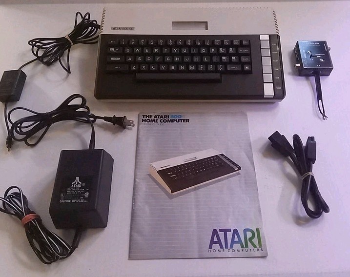 Atari 800 XL Computer Tested & Working w/ Power + Manuel US version