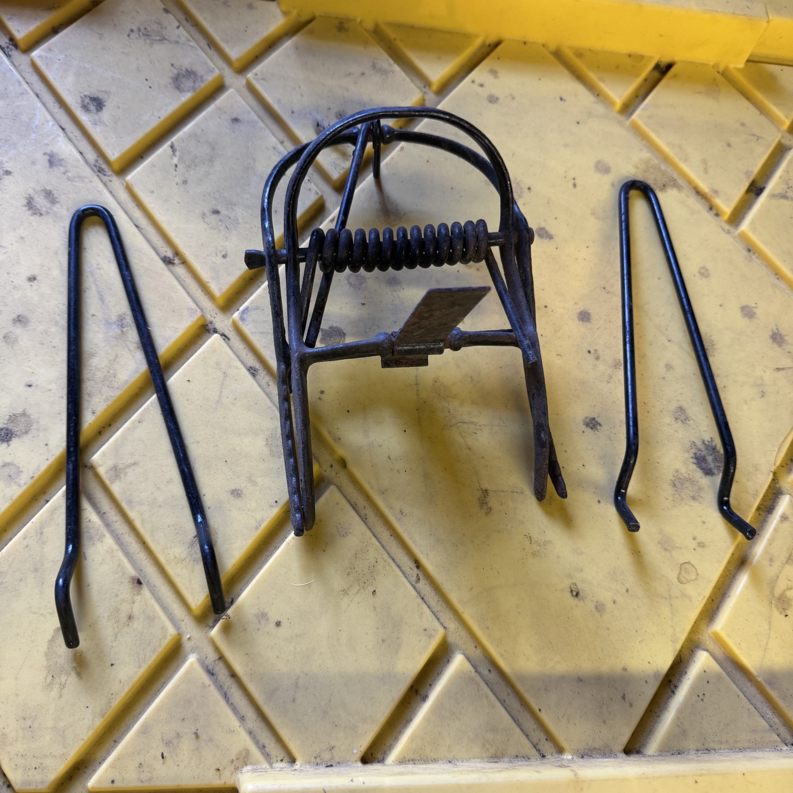 VICTOR Out O' Sight Mole Trap Lawn Garden Effective Rodent Control