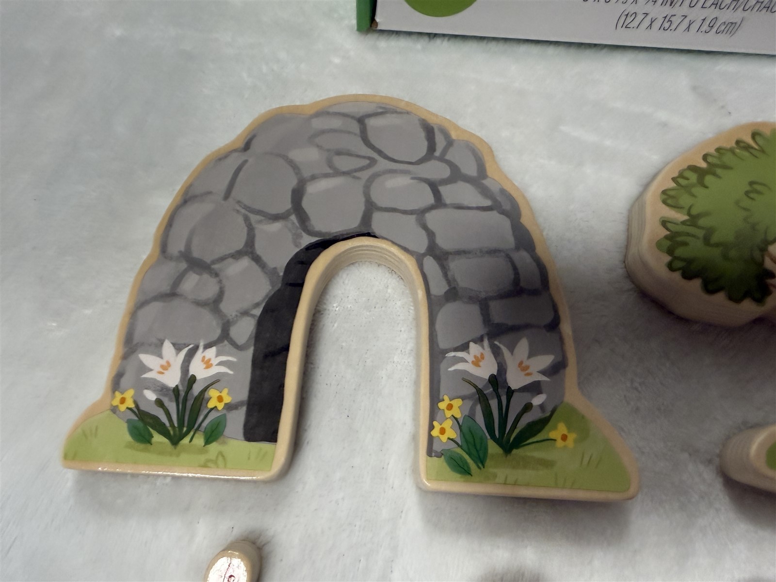 HALLMARK JESUS LIVES WOOD PLAY SET 11 PIECE WITH BIBLE STORY BOOKLET