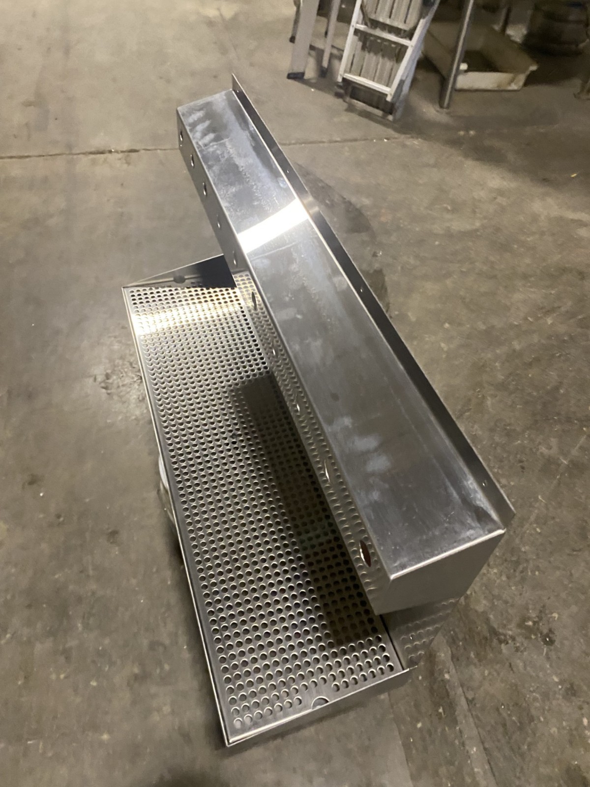 10 tap wall mounted beer tower dispenser with built in drip tray