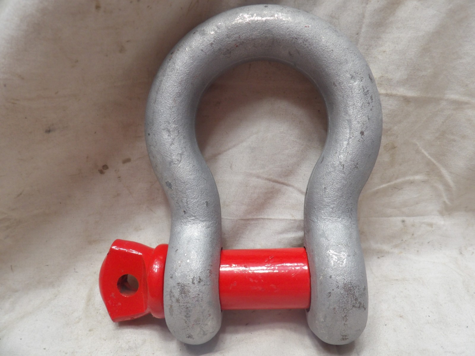9-1/2 Ton Shackle 1-1/8" Galvanized with Red Pin