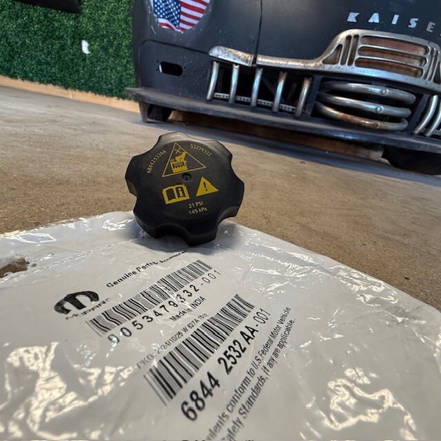 (1) 13-18 RAM 2500 3500 RADIATOR COOLANT RECOVERY BOTTLE CAP MOPAR 68442532AA