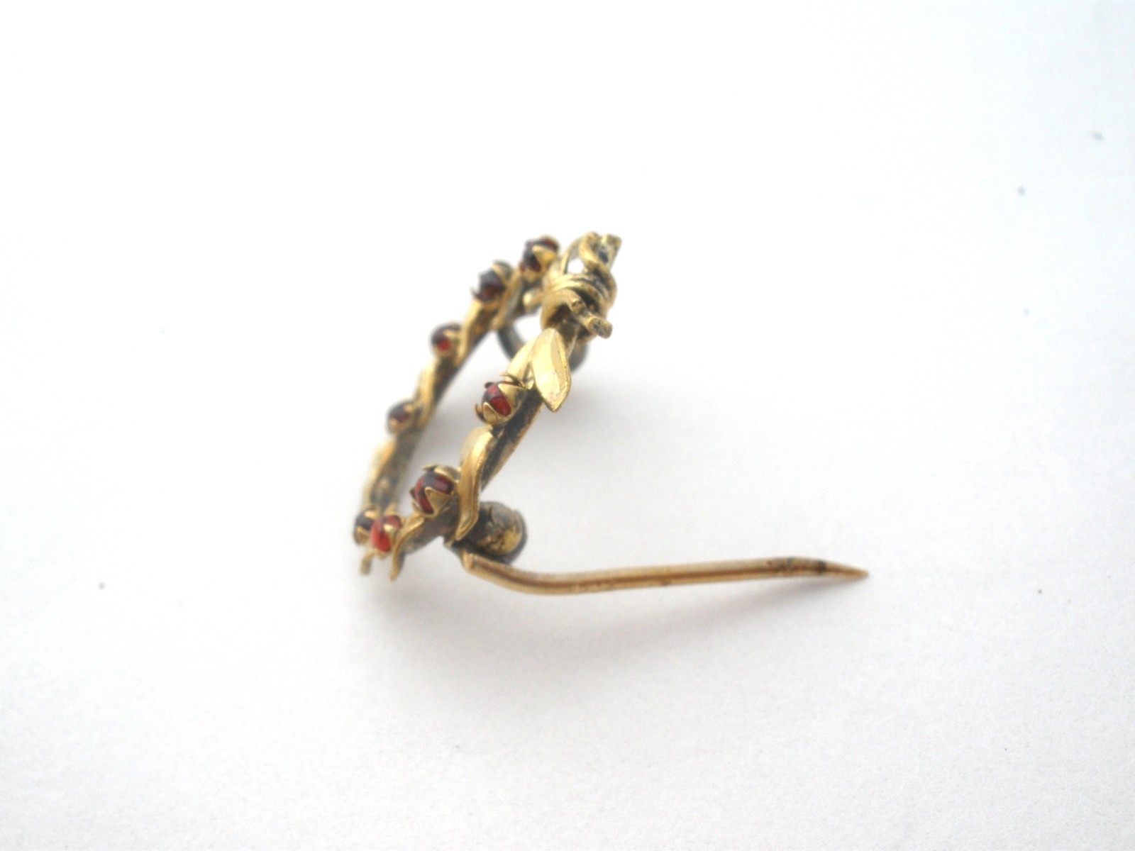 Victorian 14K Gold Wreath Brooch With Bohemian Garnets Round Pin Antique Jewelry