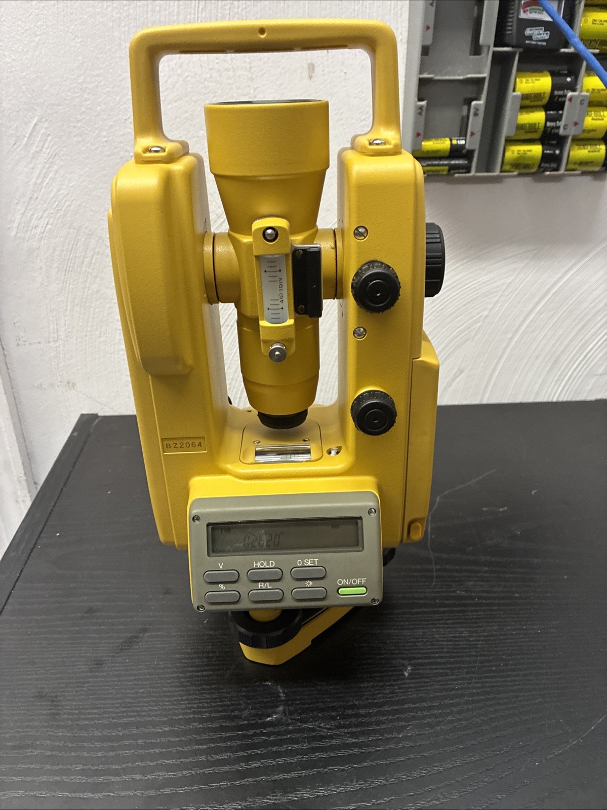 TOPCON DT-20B DIGITAL THEODOLITE, THE BATTERY DOES NOT CHARGE