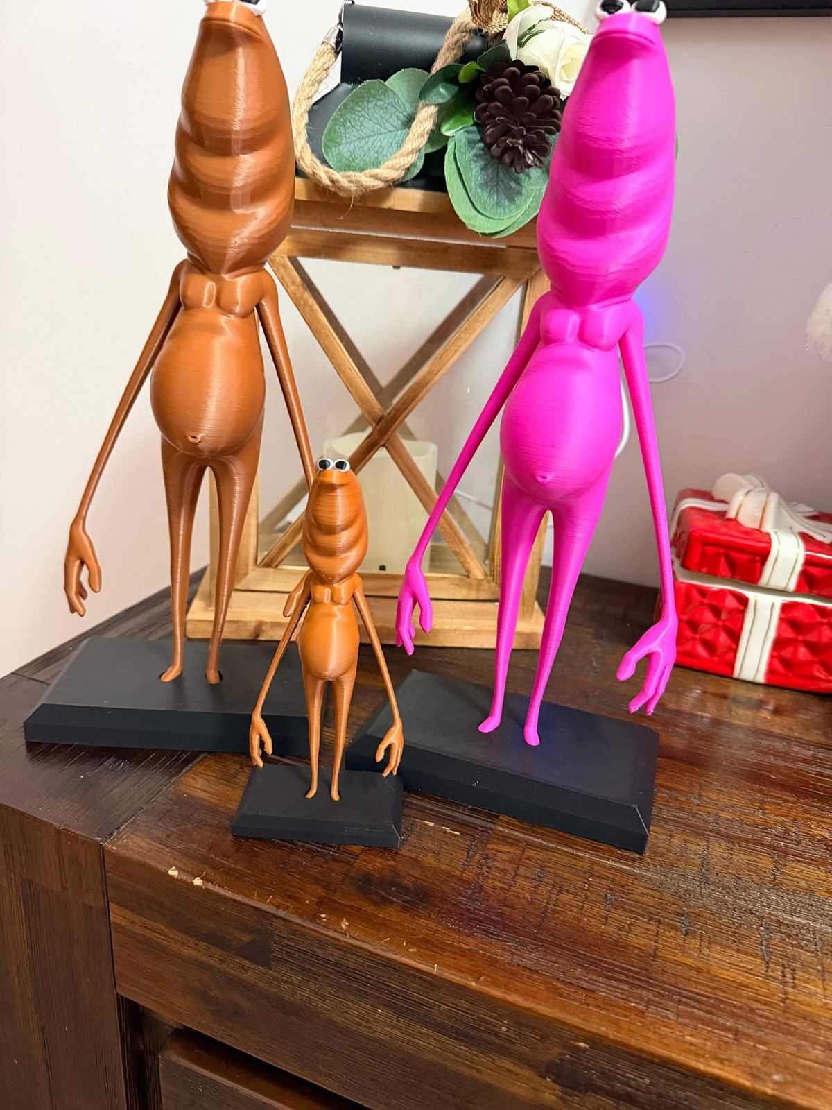 🐛 Marcus the Worm – Figurine - With Stand (Super Size)