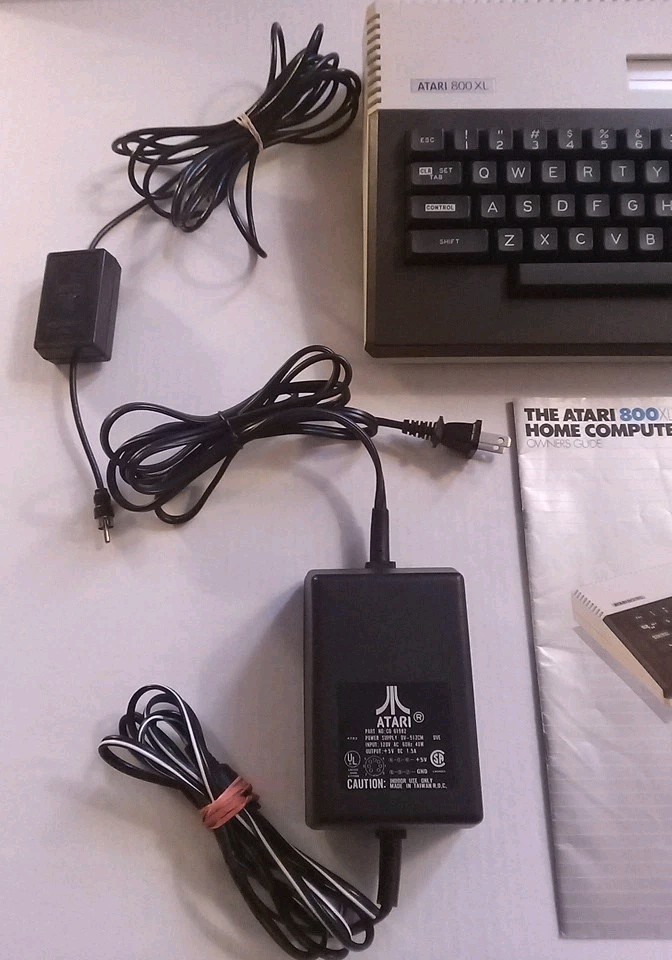 Atari 800 XL Computer Tested & Working w/ Power + Manuel US version