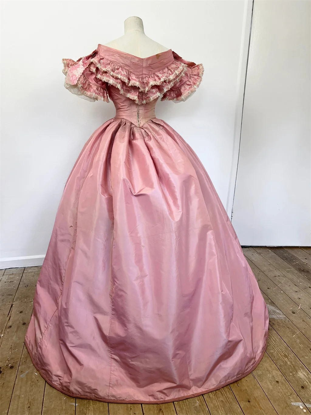 1850s 1860s Pink Victorian Dancing Ball Gown Costume Civil War Princess Dress