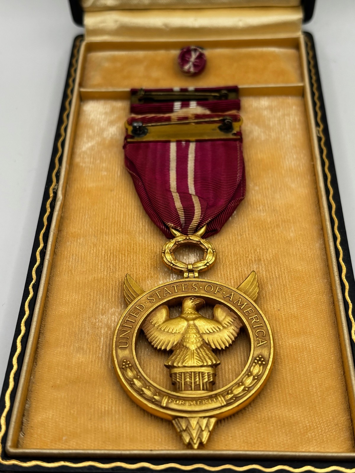 WWII US PRESIDENTIAL MEDAL FOR MERIT DECORATION RIBBON BAR ROSETTE CASED BB&B