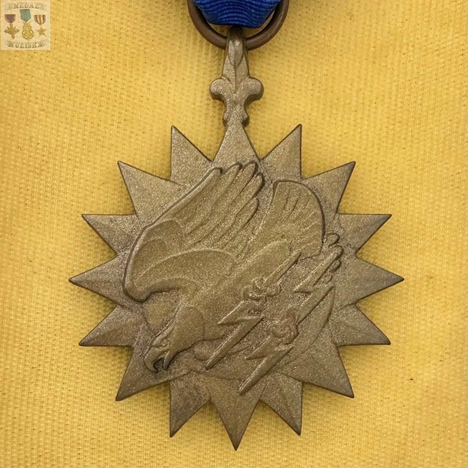 WWII ARMY AIR CORPS AIR MEDAL RIBBON BAR LAPEL PIN CASE OAK LEAF CLUSTERS WW2