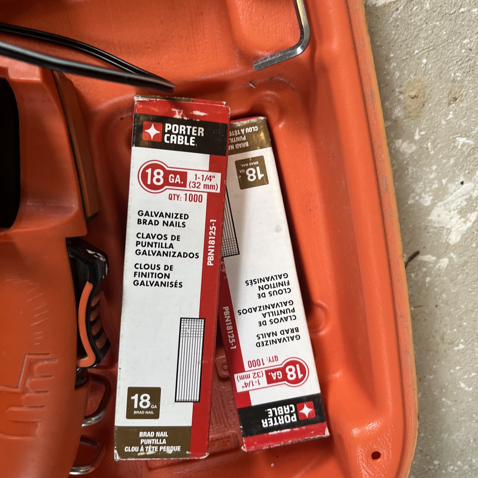 Paslode Cordless 18 Gauge Brad Nailer Kit w/ Case Battery Charger