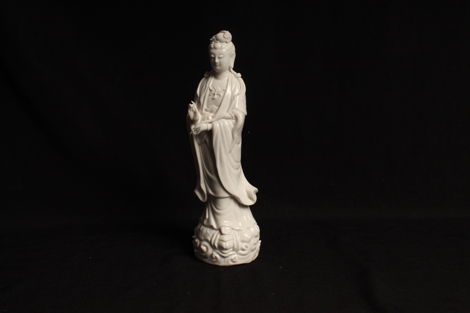 Blanc de Chine Guan Yin porcelain statue, figurine, White lotus flowers VTG 9.5”