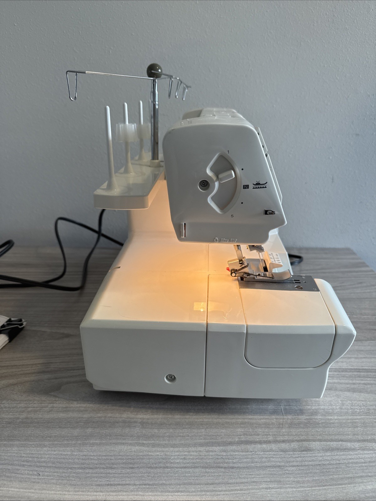 Husqvarna Viking Huskylock 936 Serger Sewing Machine Pedal Manual Extras Works