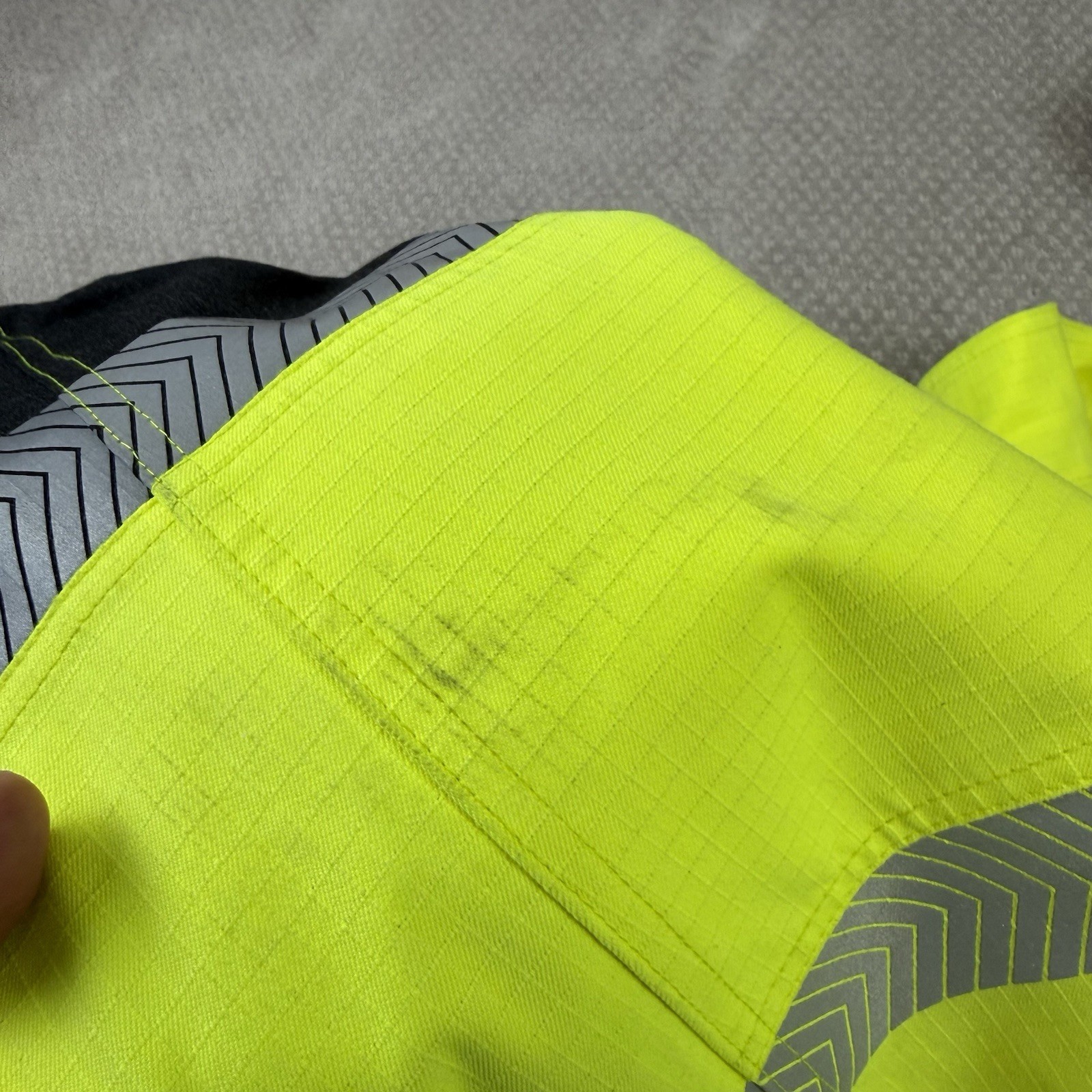 Ariat FR Men’s CAT4 Insulated High Vis Jacket Sz Medium Work Safety Full Zip