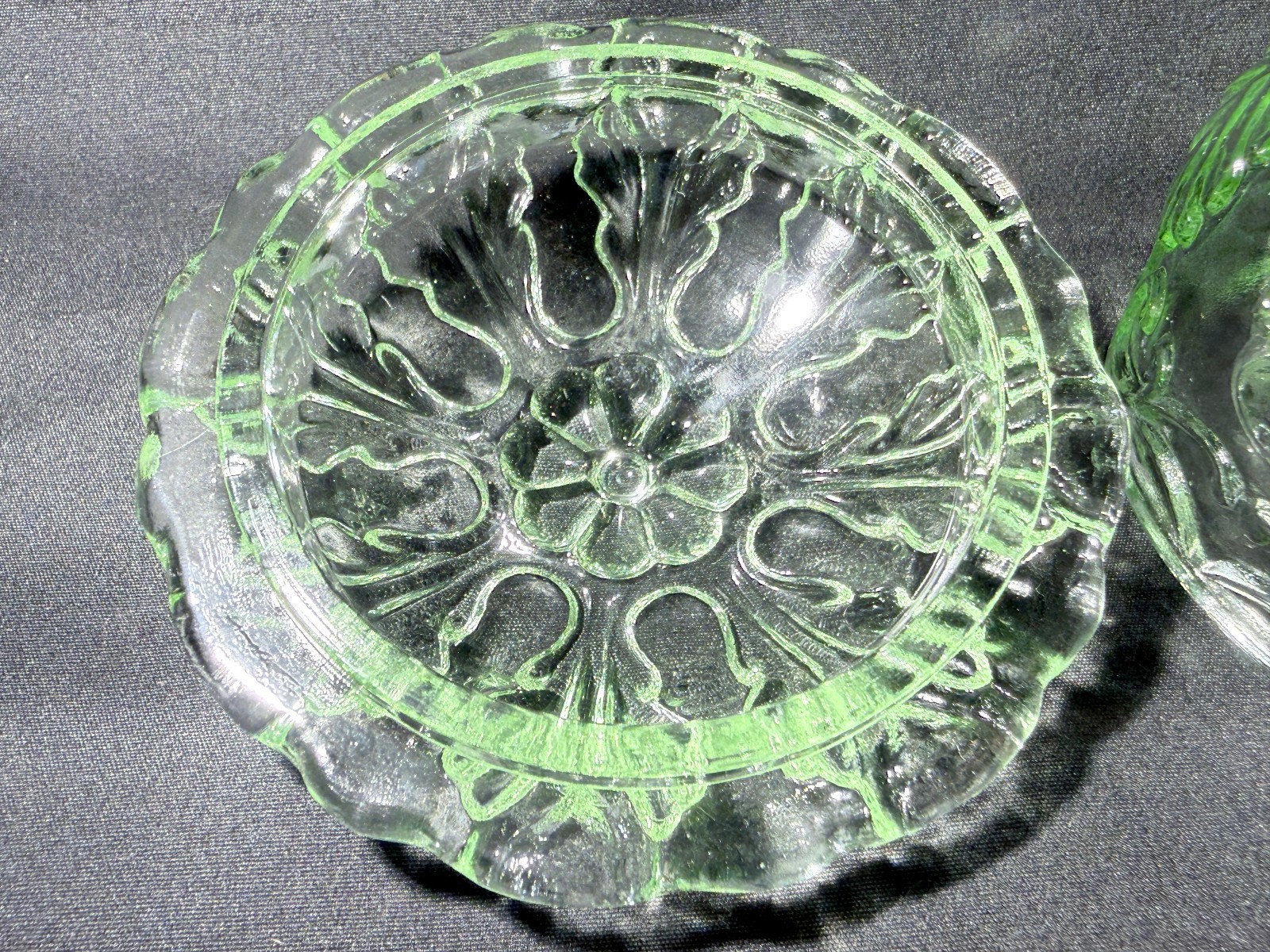 Green Vaseline Uranium glass covered candy dish coffee sugar jar bowl / selenium