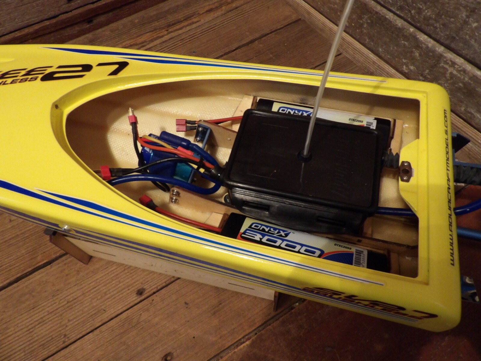 AQUACRAFT SUPERVEE 27 INSANE ELECTRIC BRUSHLESS SPEED BOAT IN BOX W/Charger