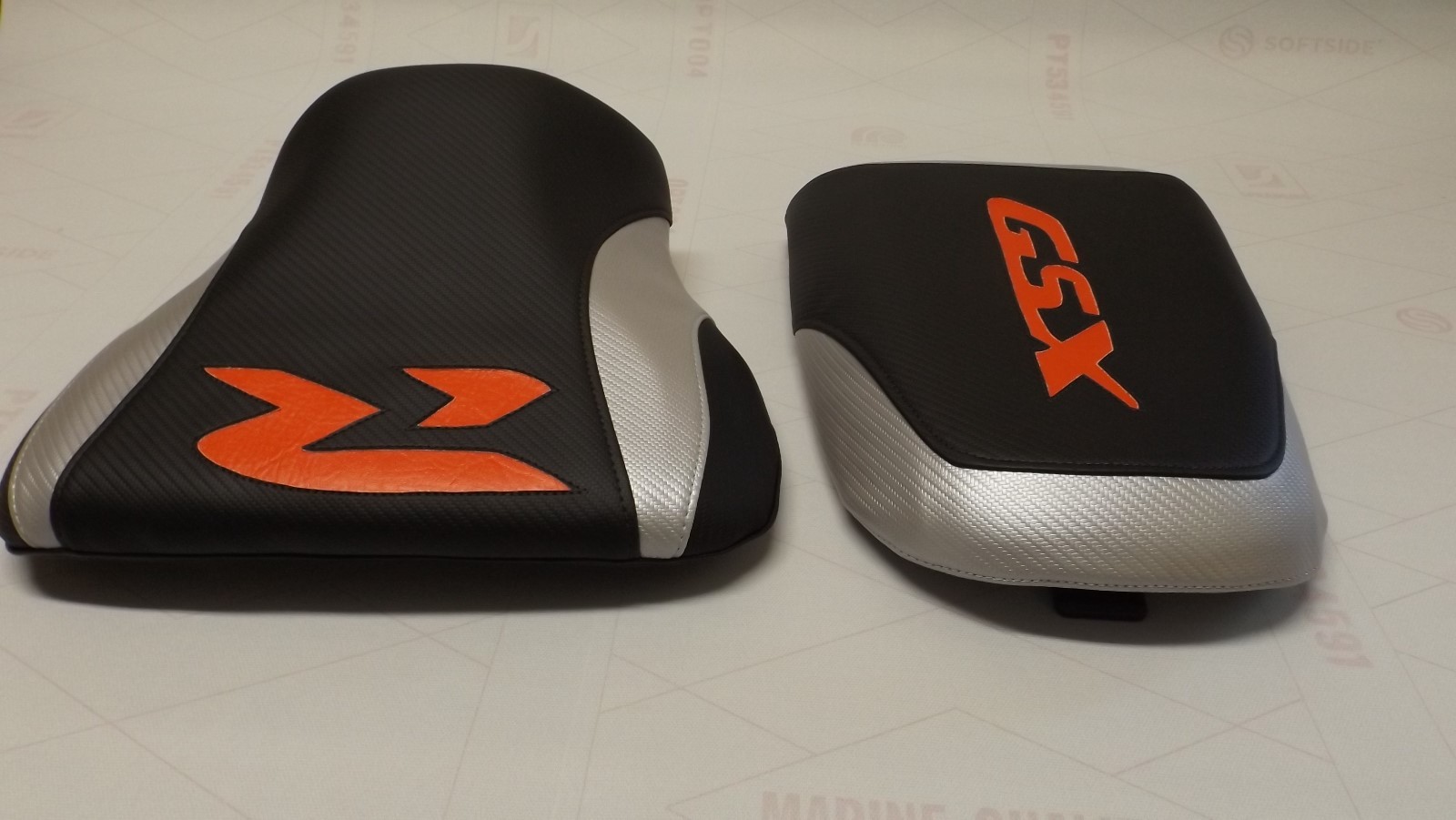 SUZUKI GSX 600R/750R/1000R FRONT&REAR SEATCOVER 00/03 blck/silver/red