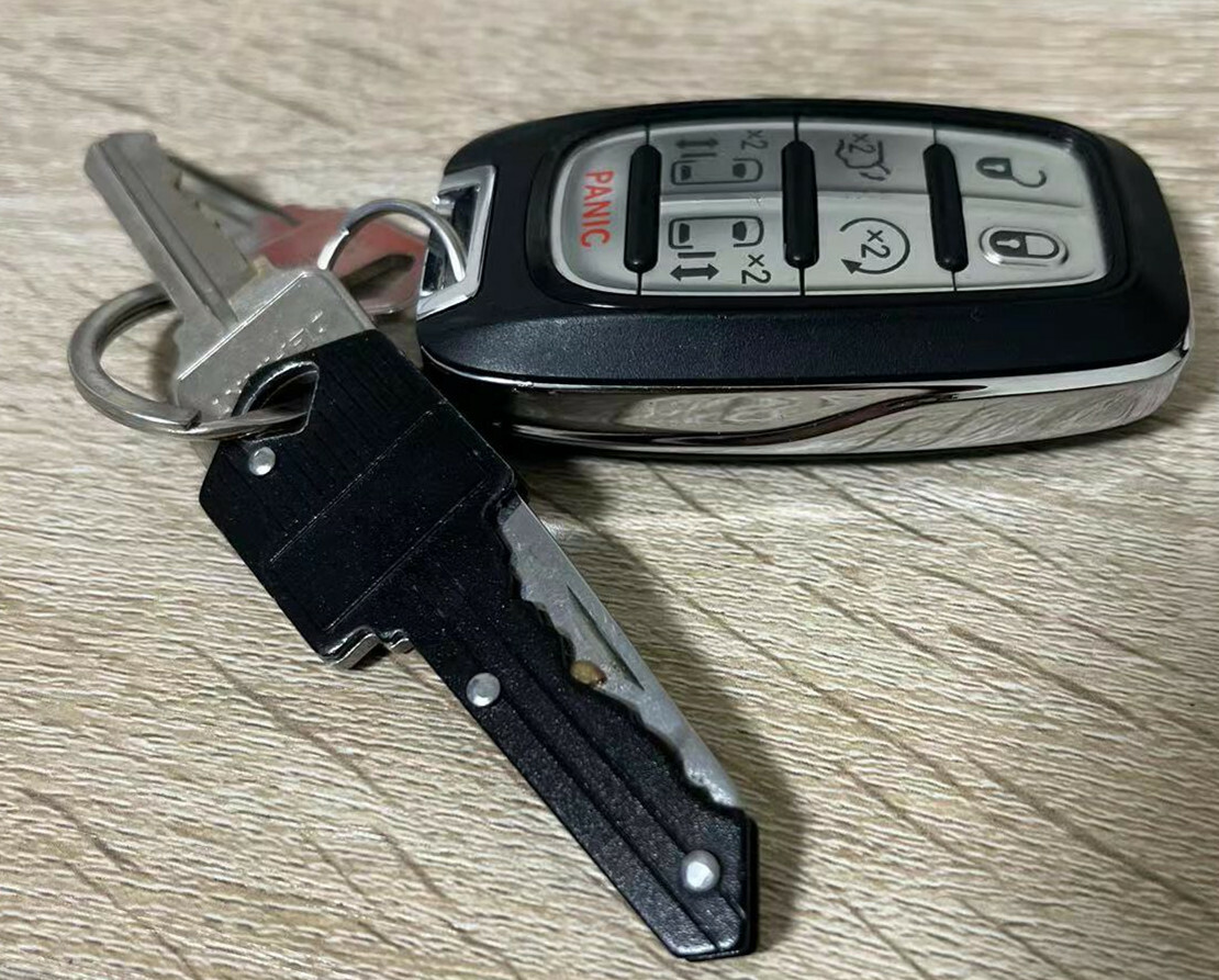 Portable Outdoor Survival Pocket Folding Key Shape Mini Key Chain Knife Camping