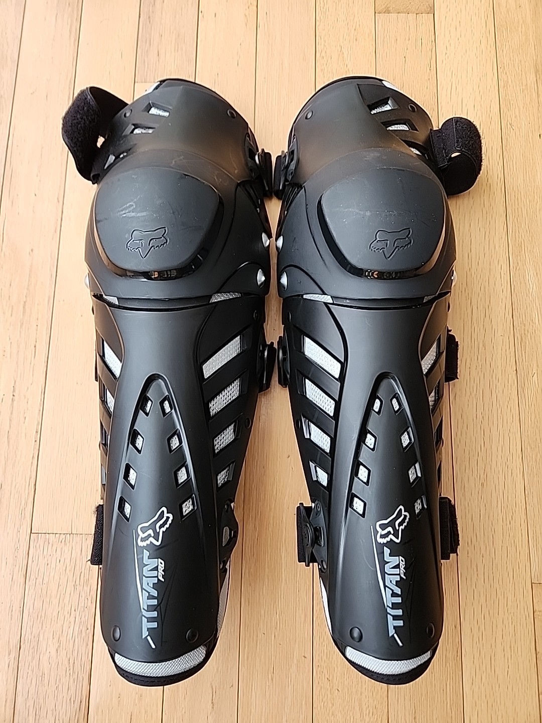 Fox Racing Titan Pro Knee Shin Guards Adult Pair Black One Size Motocross READ