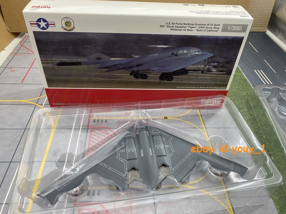Herpa 1/200 alloy finished aircraft model, American B-2A Ghost Bomber Spirit -
