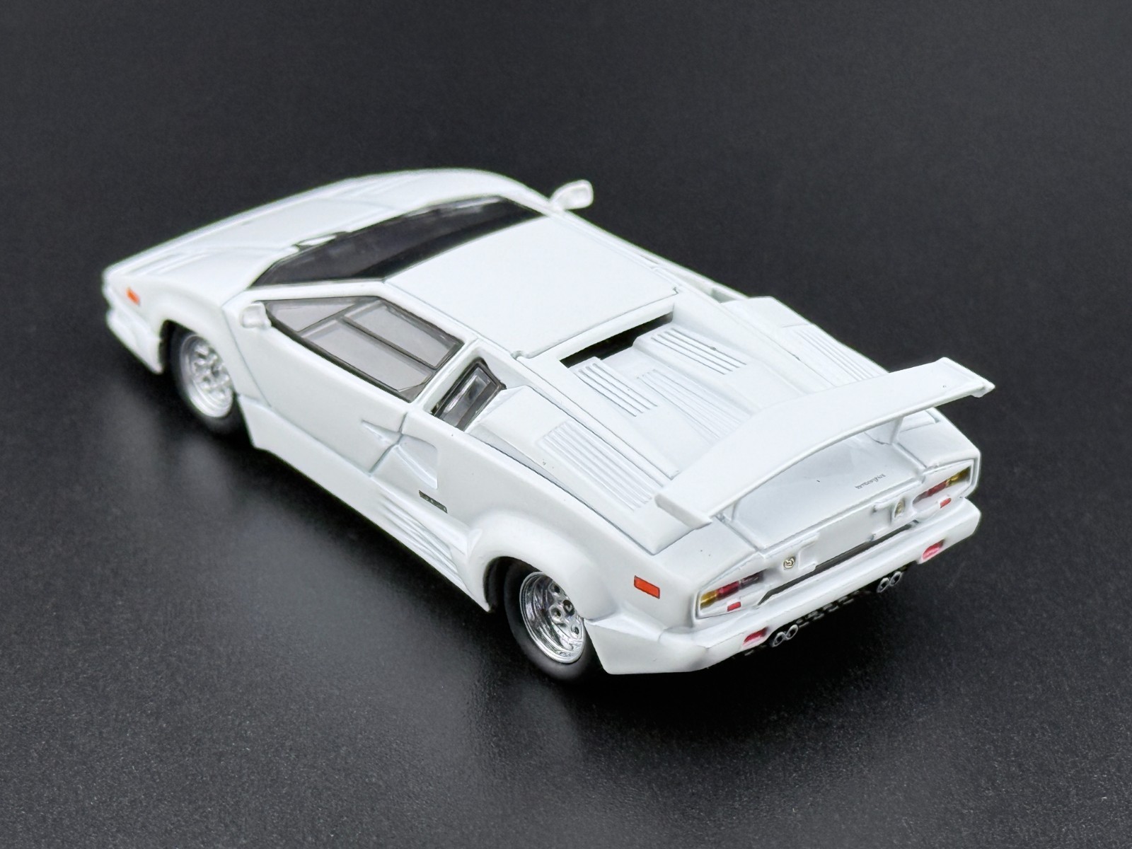 Mini GT Lamborghini Countach 25th Anniversary White #1134 1/64