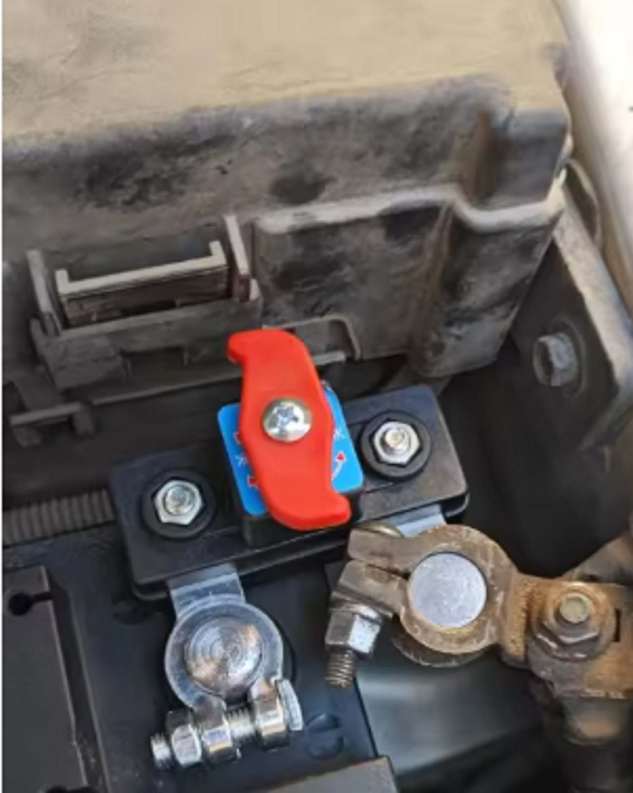 1Pcs Universal Battery Disconnect Switch 12V / 24V Cut Off Isolator for Cars RV