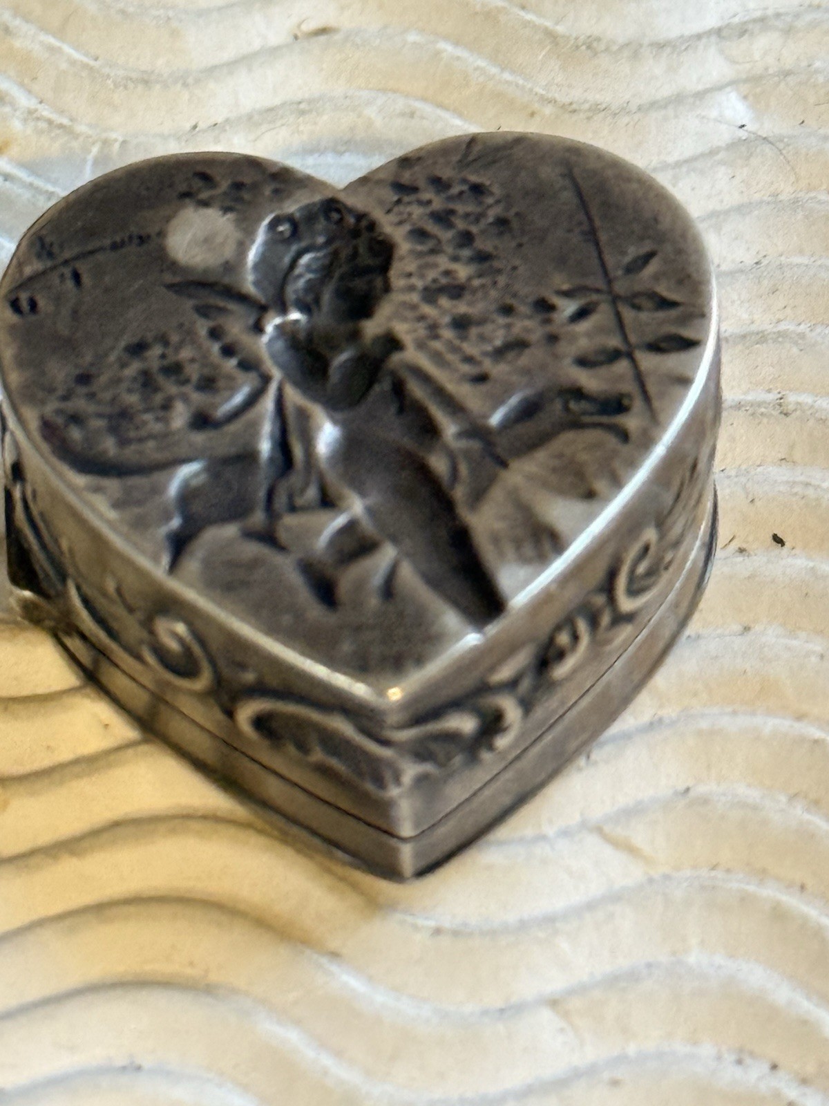 Antique Old Couple Cherub Dog Repousse Hanau .800 Silver Heart Pill Box German