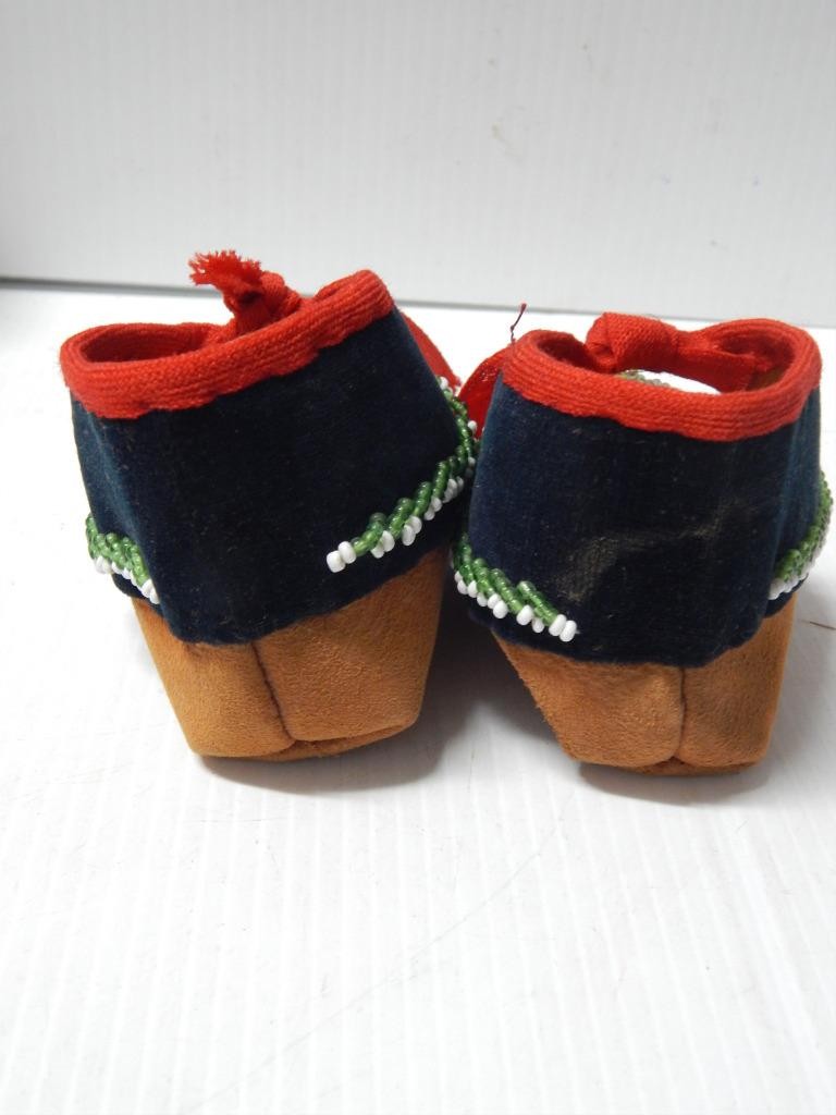 ANTIQUE c1860-80s IROQUOIS INDIAN BEADED CHILD MOCCASINS - CLEANEST WE'VE SEEN