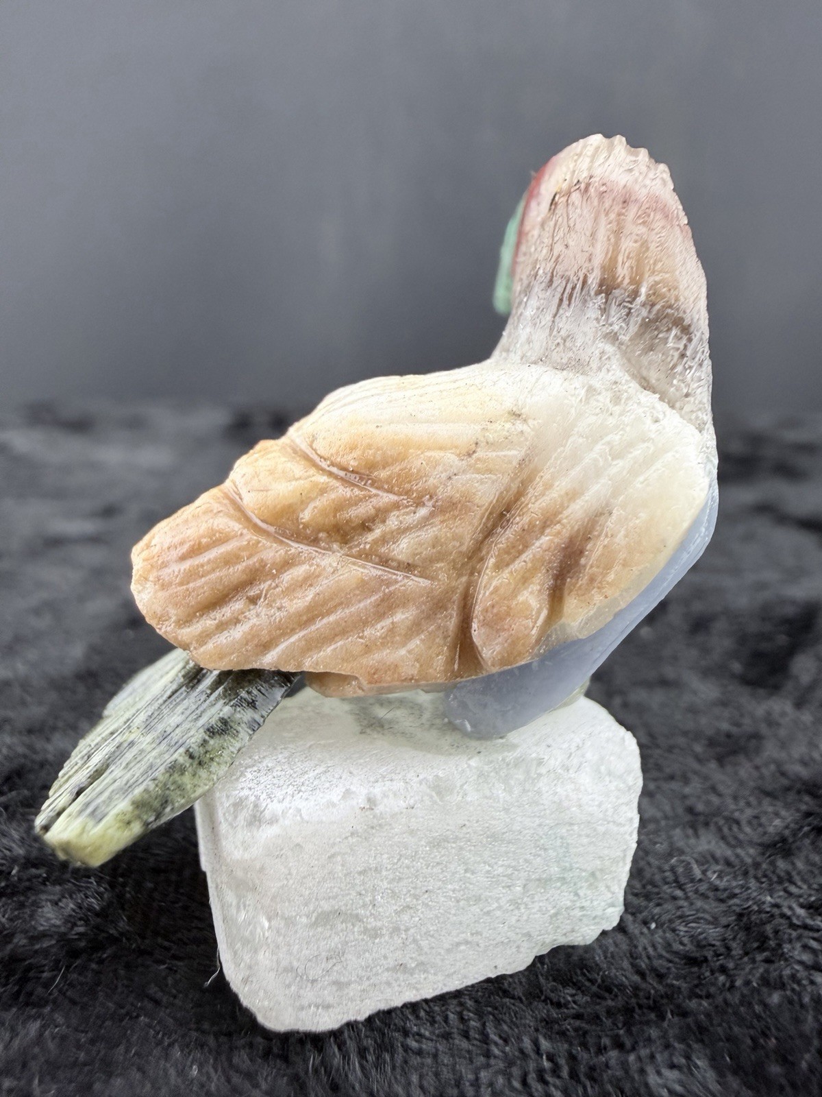 Gemstone Bird Sculpture on Mineral Base. 22 g. 27x31x40 mm