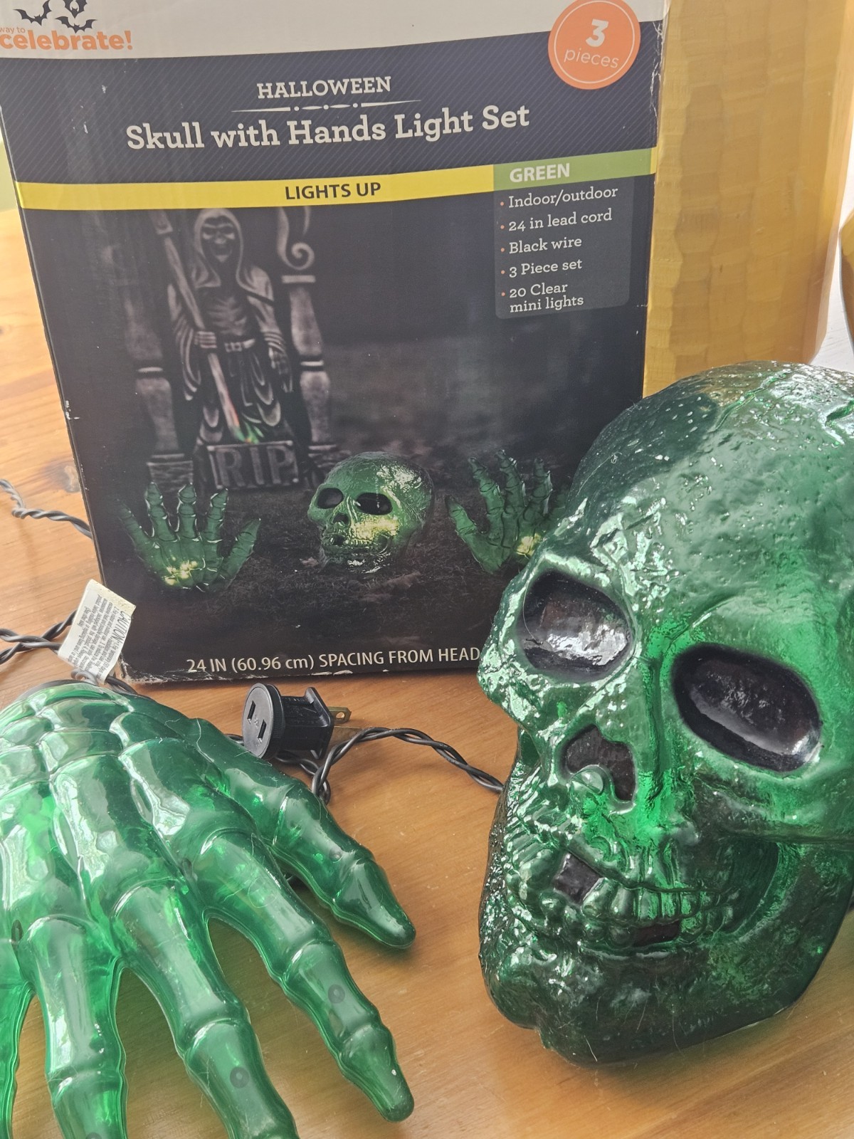 VTG Working Halloween Series Light Up Skull W Hands 3 Piece Clear Green