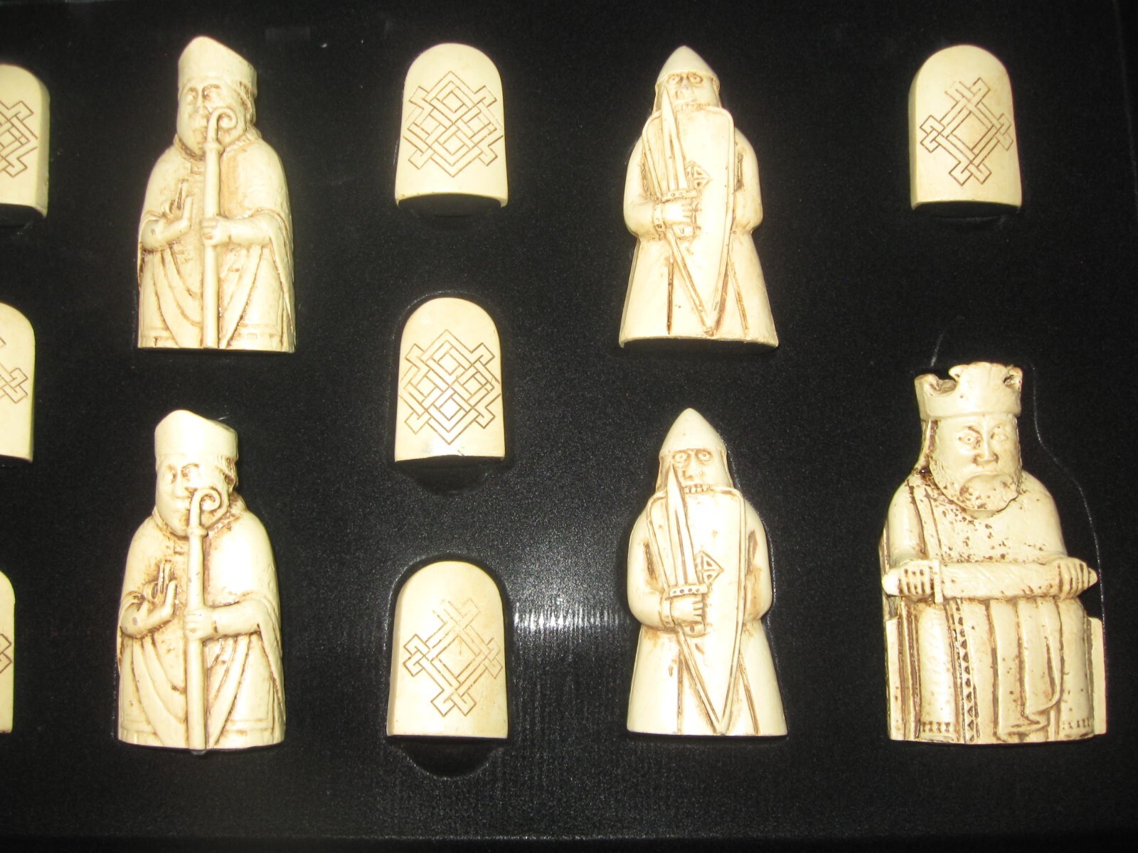 Brand New Isle Of Lewis Deluxe Replica Historic Large Chess Set Ambassador Games