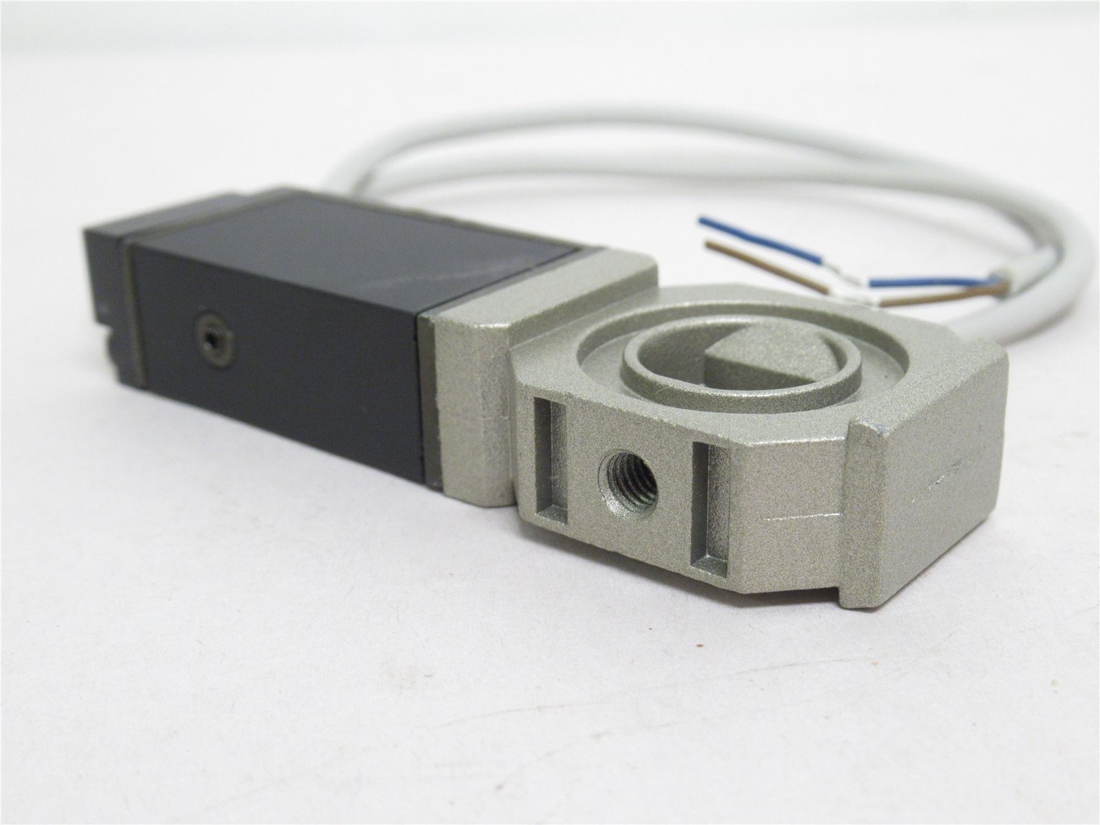 231750 New-No Box; SMC IS1000M-3YL Pressure Switch; 0.1-0.4MPA; 100VAC/DC
