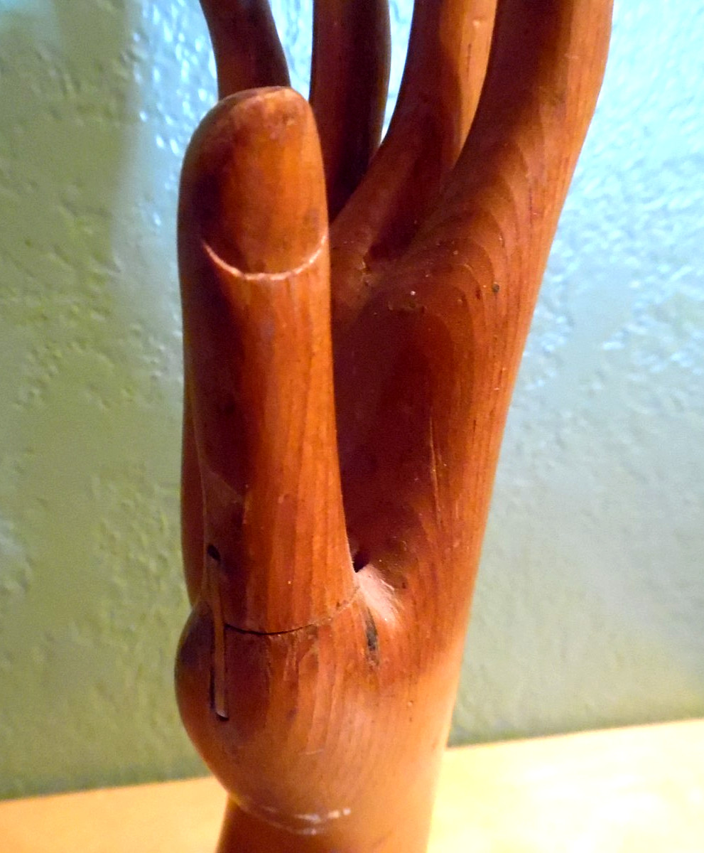 ANTQ EARLY 1900'S HND CRVD WD MANNEQUIN HAND W/JOINTED THUMB GLOVE STORE DISPLAY